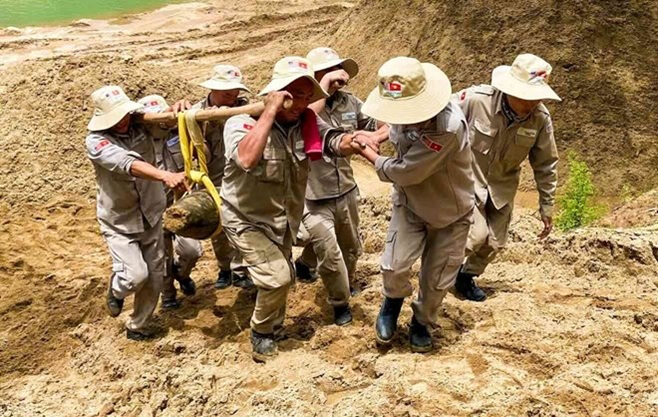 Di dời bom trước cửa động Phong Nha